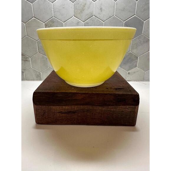 Vintage 1.5 Quart Yellow Pyrex Mixing Bowl - Picture 1 of 7